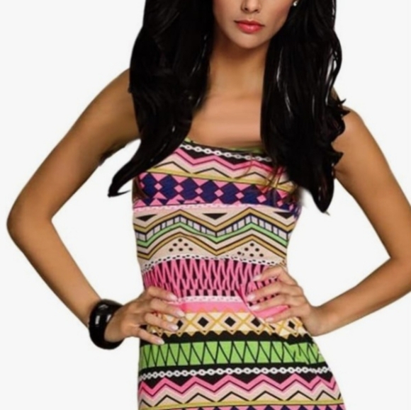 Ninimour Dresses & Skirts - Geometric Dress with keyhole Back